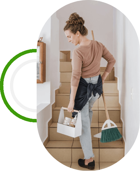 Mujer cargando con productos de limpieza