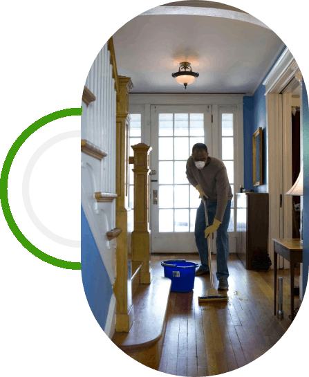 Hombre limpiando el suelo de madera de una casa