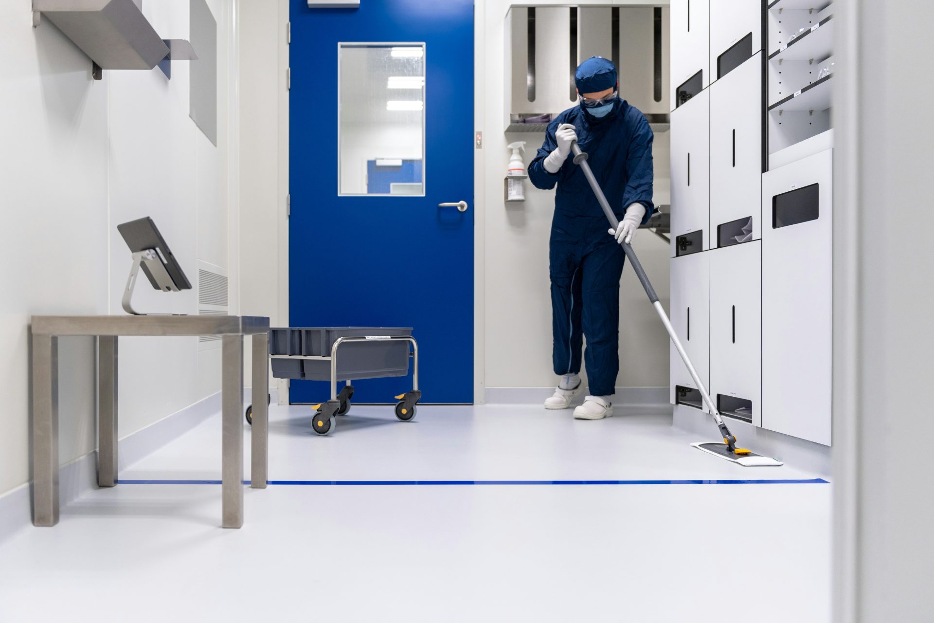 Persona limpiando un laboratorio